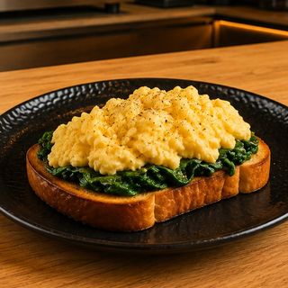 Uova strapazzate, spinaci e pan brioche