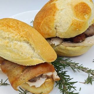Panino con porchetta e mozzarella di agerola