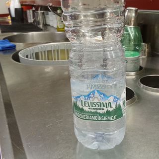 Acqua da 1,5 l frizzante