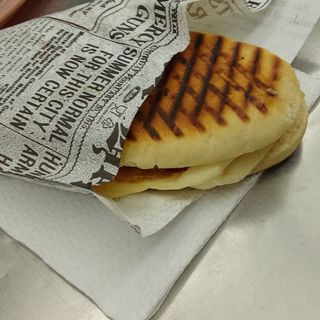 Panino con hamburger e patatine