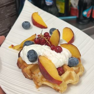 Waffle yogurt frutta fresca e miele