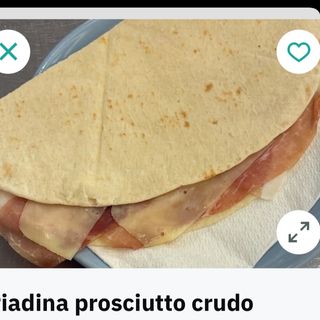 Piadina crudo e formaggio