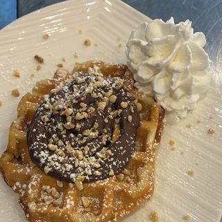 Waffle nocciolata e panna