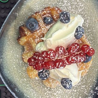 Waffle con mascarpone e frutti di bosco