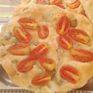 Focaccia tonda ripiena di olive e pomodorini