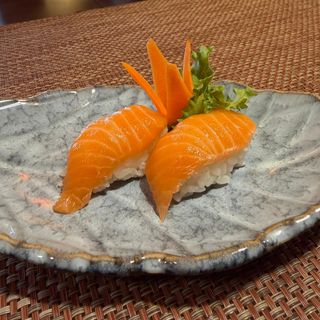 221. Nigiri salmone 2 pezzi