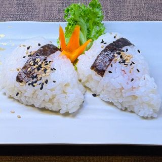 241. Onigiri salmone 1 pezzo