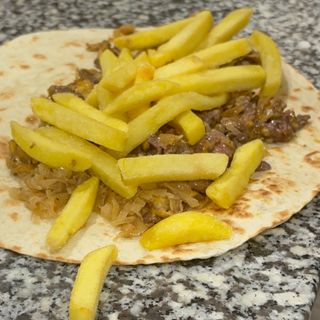 Piadina hamburger di vitello e patatine