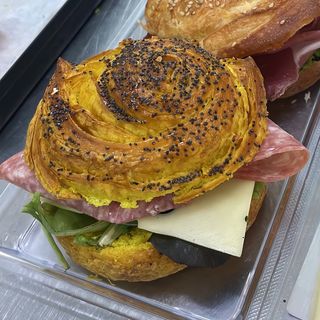 Croissant alla curcuma farcito
