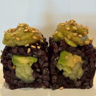 U41. Black vegetale roll