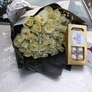 Mini white roses bouquet X ferero rocher 