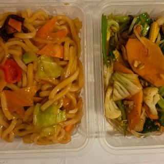 Fried Noodles and Mixed Vegetable