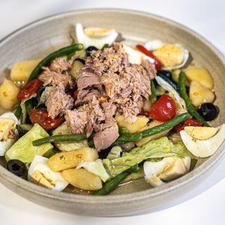 mugshot nicoiasa salad