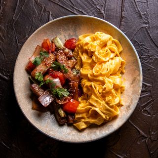 Sauteed seitan with fettuccine a la huancaina