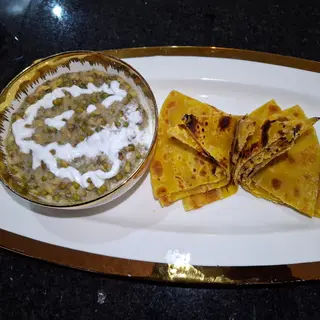 Coconut green grams with 2pcs chapati.