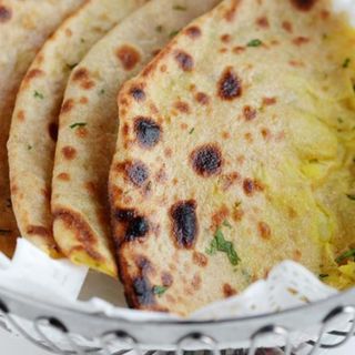 Aloo Paratha - Tandoori with Plain Curd (Stuffed Potato Naan served with Plain Yogurt)