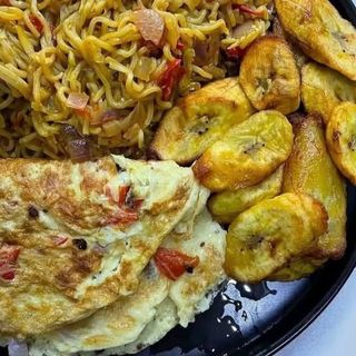 Noodles, plantains and pan fried eggs 