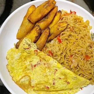 Noodles, plantains and fried eggs