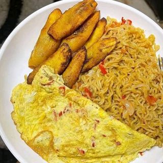 Noodles, plantains and fried eggs 