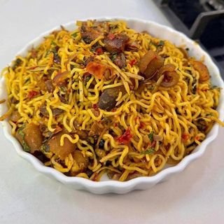 Noodles mixed with spicy pomo cubes