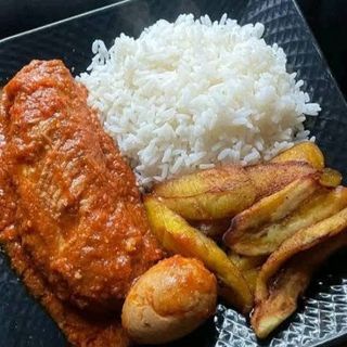 White rice served with Turkey in spicy sauce and 1 boiled egg