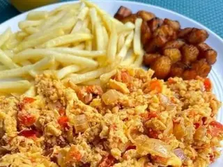 Scrambled eggs served with plantains and chips