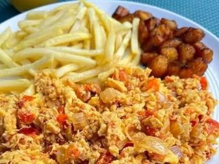 Scrambled eggs served with plantains and chips