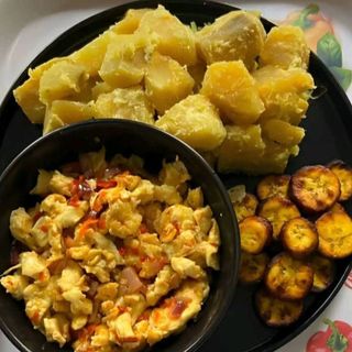 Boiled sweet potatoes with plantains and scrambled eggs