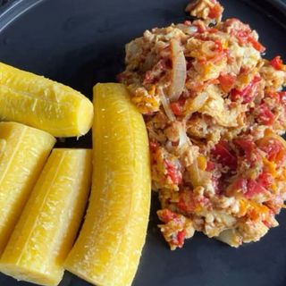 Boiled plantains with scrambled eggs