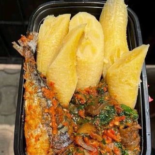 Boiled plantains served with titus fish mixed with pomo and eforiro