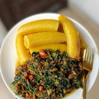 Boiled plantains served with spicy eforiro