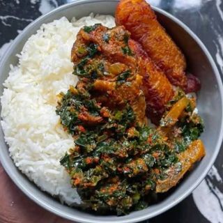 White rice served with eforiro mixed with pomo and chicken