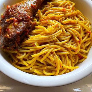 Sphaghetti served with traditional chicken in spicy saucen