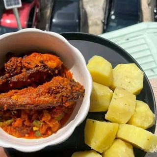Boiled sweet potatoes served with spicy titus stew