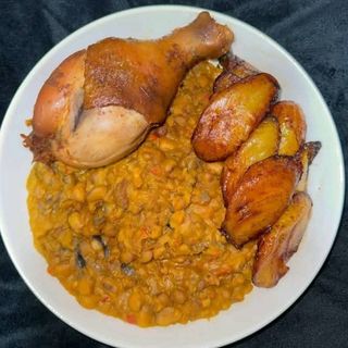 Nigerian oloyin beans porridge served with 1 chicken drumsticks and plantains