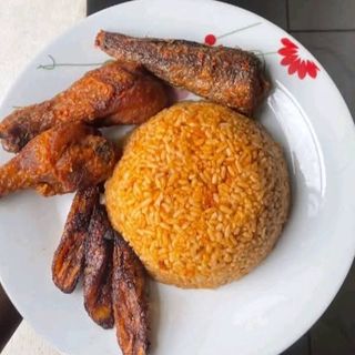 Jollof rice with plantains, 2 chicken drumsticks and titus fish