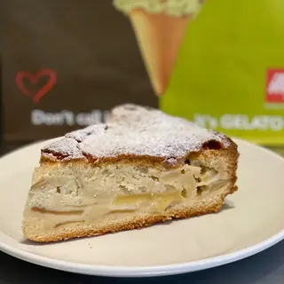 Shoshos's apple cake