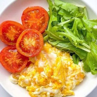 Fried eggs with greens