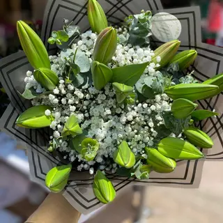 Lilies with Gypso Small Bonquet