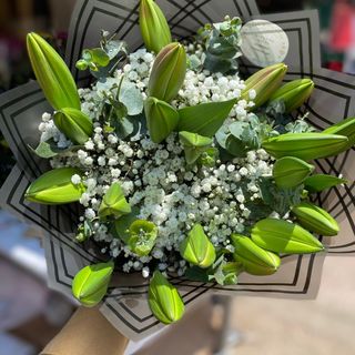 Lilies with Gypso Small Bonquet