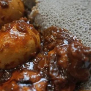 CHICKEN CURRY &INJEERA (3pcs)