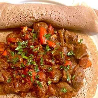 BEEF CURRY &INJEERA (3pcs)