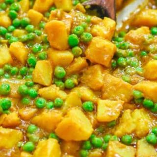 PEA & POTATOE  CURRY.(Served with a choice of rice or 2 chapatis.)