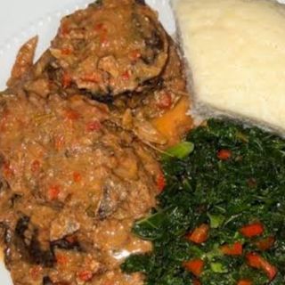 WHOLE FISH IN PEANUT BUTTER SAUCE(served with either chips/ugali).