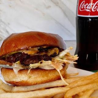 BEEF BURGER (comes with soda and chips)