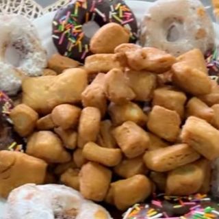 Sahani kamili ya mitai, visheti, donasi na halfcake