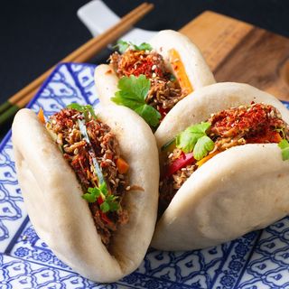 Crispy chicken bao bun