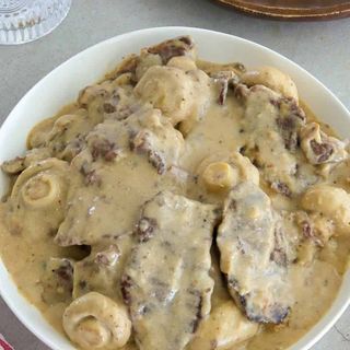 Beef in creamy mushroom sauce with rice