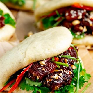 Crispy beef bao buns