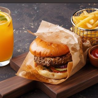 Classic beef burger + Fresh Juice
